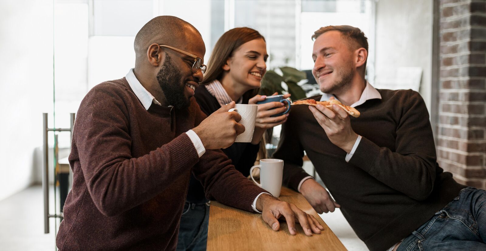 Trois membres discutent autour d'un café